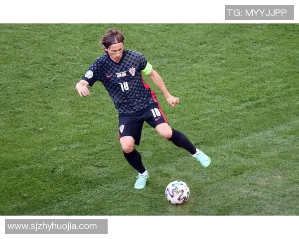 克罗地亚足球队长的奋斗历程与球队荣耀的背后故事